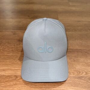 ALO Yoga Performance District Trucker Hat in Steel Grey